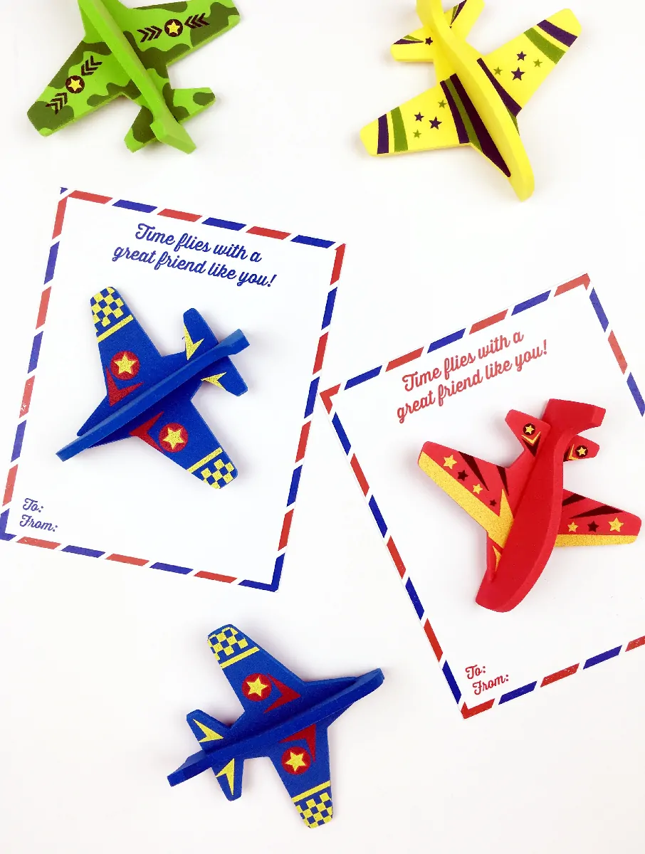 Candy Free DIY Valentine FREE Printable | Whip up these super cute airplane printables in 5 minutes flat and be the coolest mom on the block! 