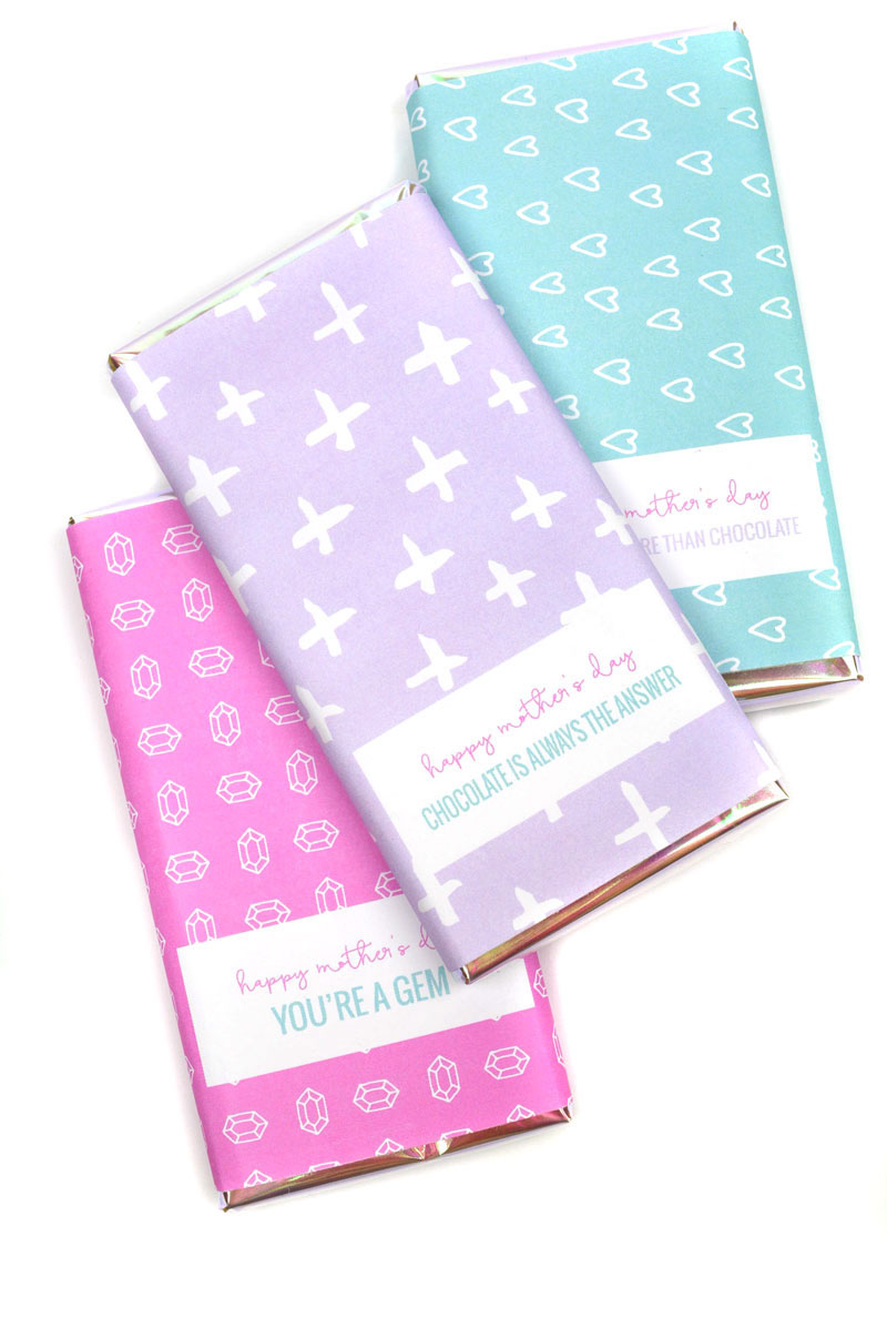 Free Printable Mothers day Candy Bar Wrapper | Come give your mom the one thing you know shel'll always want: chocolate! And do it in style with these free printable chocolate bar wrappers.
