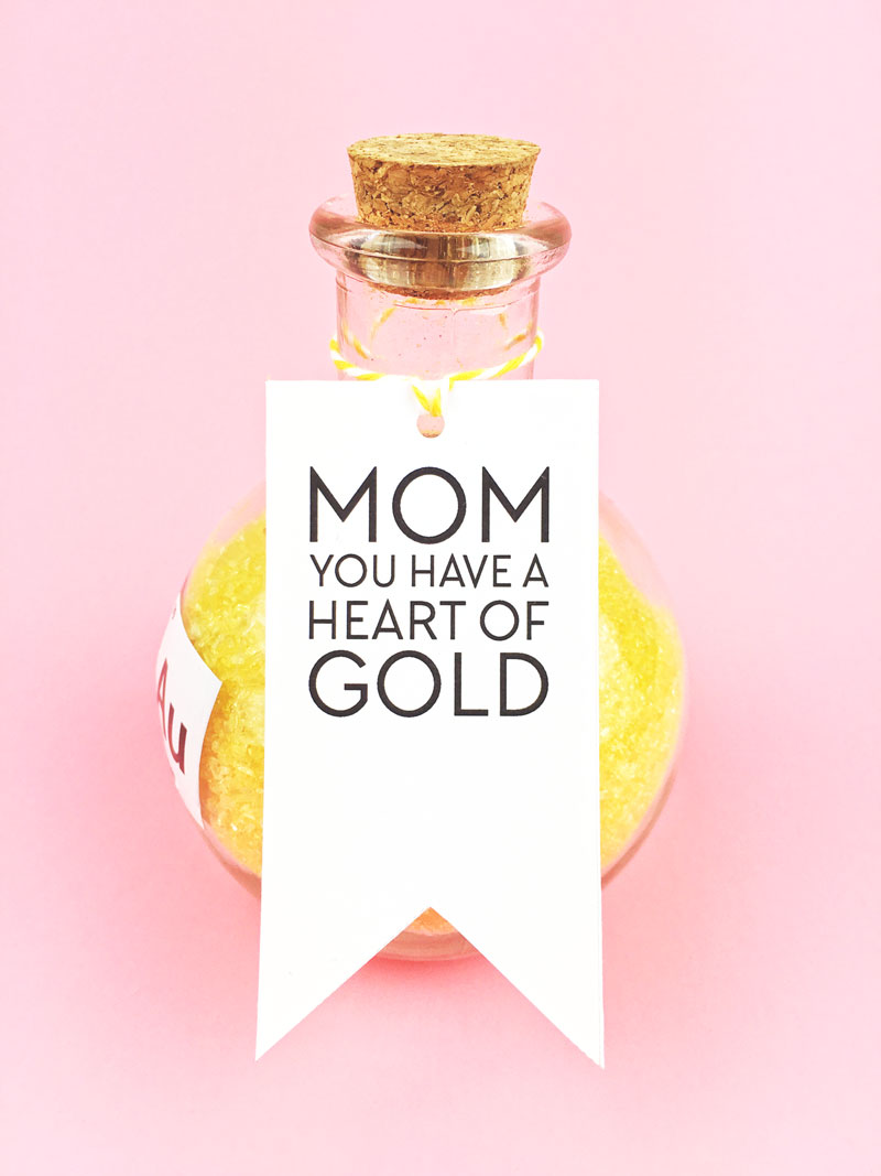 Show your mom just how much she means to you with this chemistry inspired DIY bath salts for mom. Complete with FREE printable gift tag! Click through to download yours now.