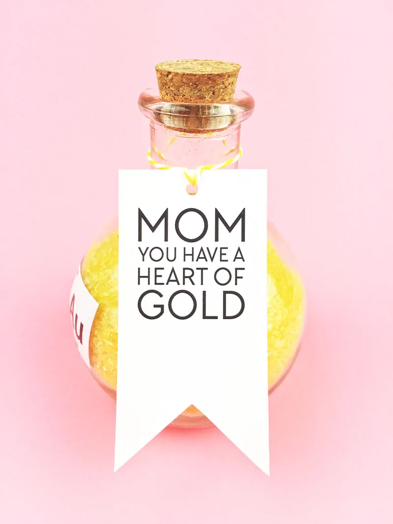 Show your mom just how much she means to you with this chemistry inspired DIY bath salts for mom. Complete with FREE printable gift tag! Click through to download yours now.