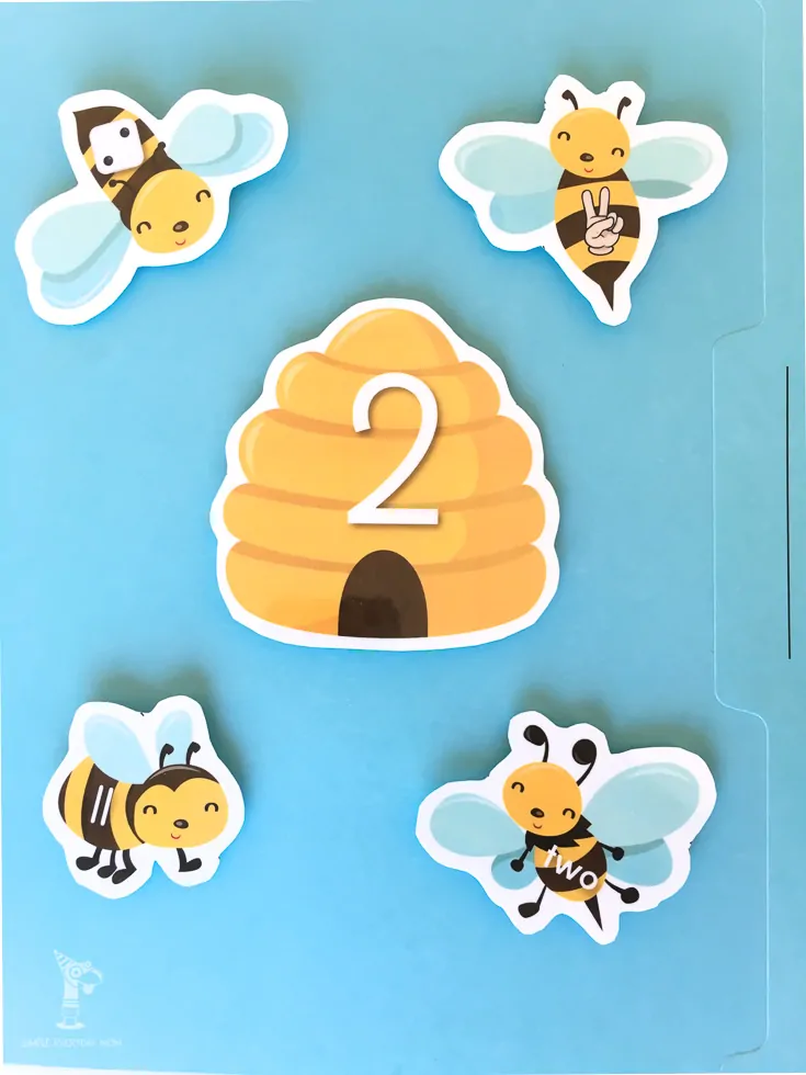 preschool activities | Create your own easy to travel file folder game for kids learning their numbers when you download this printable bee themed number game.