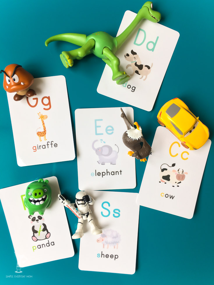 Flashcards For Toddlers | Have fun with flashcards with these 7 creative ways to use flashcards. Your kids will love flashcards after they play these games! #learnthroughplay #flashcards #abcs #alphabet