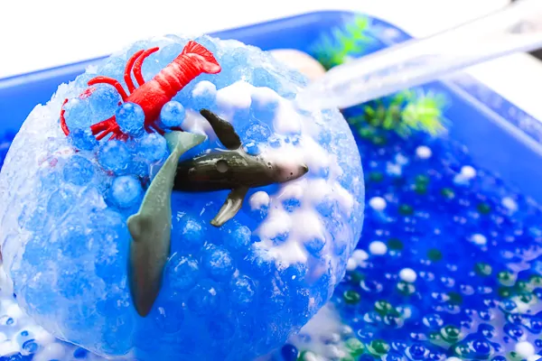 Frozen Ocean Animal Rescue | Kids will love this outdoor sensory play for the warm summer months. Introduce science experiments like mixing vinegar and baking soda to melt ice and play with water! #stem #kidsactivities #steam #playtime #toddlers