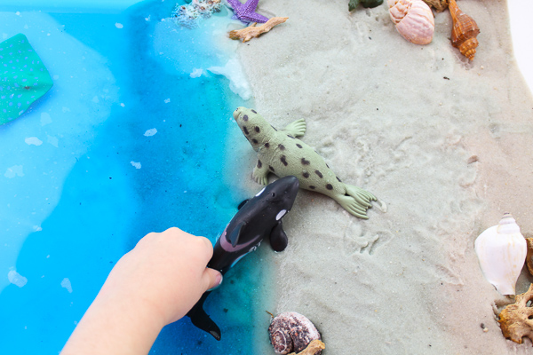 Under The Sea Small World Play | Kids will have a blast using this beach sensory bin. Allow creativity to flourish, encourage independent play and more, all at home! #kidsandparenting #childrenplay #learningthroughplay #outdooractivities #oceantheme #kindergarten 