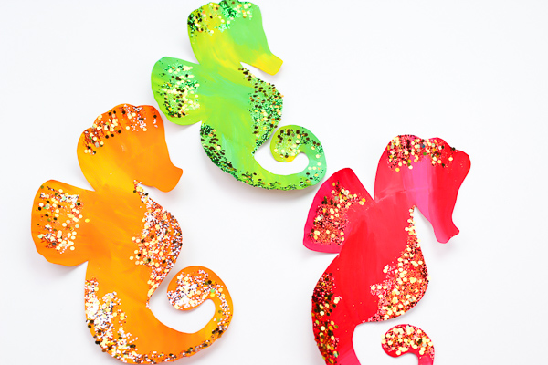 Easy Seahorse Craft For Kids | Preschool and kindergarten aged kids will love making these paper plate sea horses for an ocean unit theme. #craftsforkids #kidscrafts #activitiesforkids #kindergarten
