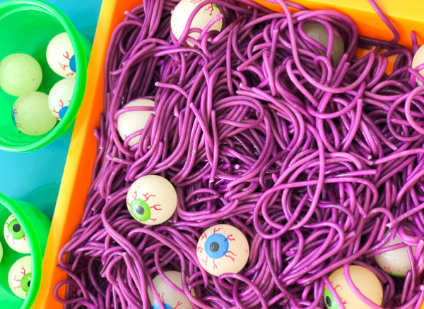 Halloween Ideas For Kids | Get in the Halloween mood with this fun Halloween sensory bin for kids. #halloween #kidsactivities #kindergarten #preschool #earlychildhood