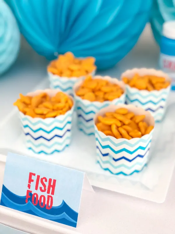 Shark Party Food For Kids | Find some simple ideas of food to serve at a shark birthday party and use these cool labels for your party. #party #partyideas #birthday #birthdaypartiesforkids #kids