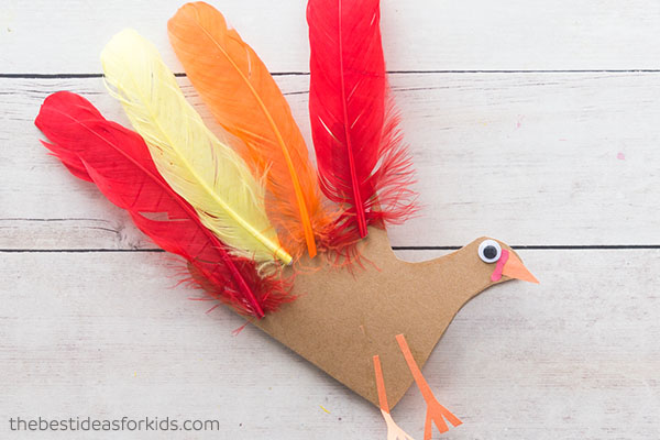 Thanksgiving Crafts For Kids | Find tons of easy craft ideas for preschool, toddlers, and elementary aged children. #kidscrafts #thanksgiving #thanksgivingcrafts #elementary #preschool 