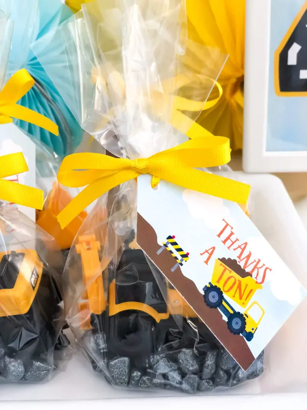 Boys Birthday Party Favors | Create these construction themed party favors with just a few supplies. #boys #party #partyideas 
