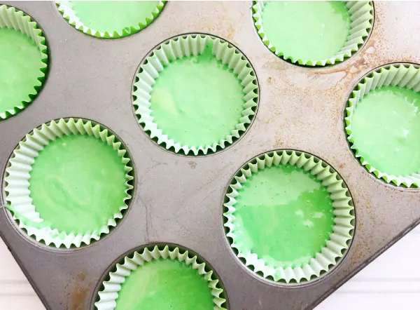 Pot of Gold Cupcakes For Kids | Make these simple and cute St. Patty's Day cupcakes with just a few supplies. #kids #kidsactivities #cupcakes #desserts #treats #baking #stpatricksday #stpatricksdayfood #cupcakesforkids