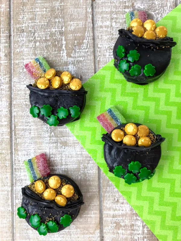 St. Patricks Day Cookies For Kids | This St Paddys day make these adorable Oreo dipped pot of gold cookies with the kids! #kids #kidsactivities #cookies #oreos #desserts #stpatricksday #stpattysday #stpaddysday
