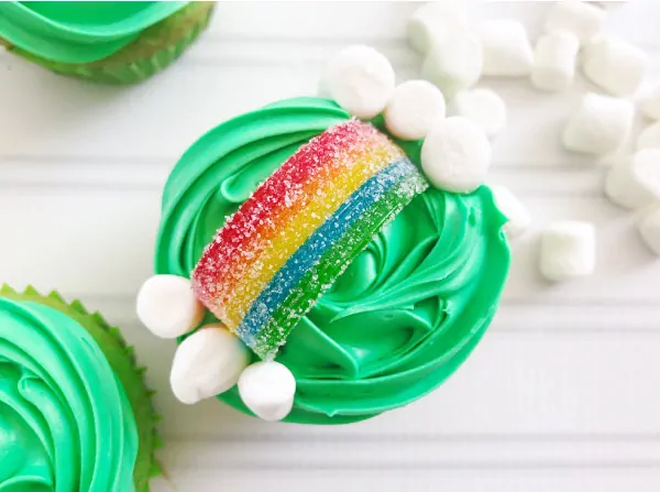 Pot of Gold Cupcakes For Kids | Make these simple and cute St. Patty's Day cupcakes with just a few supplies. #kids #kidsactivities #cupcakes #desserts #treats #baking #stpatricksday #stpatricksdayfood #cupcakesforkids