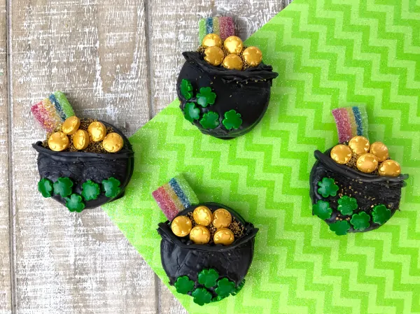 St. Patrick's Day Treats For Kids | Make these fun pot of gold dipper oreos with the kids this St Pattys Day! #oreos #stpatricksdaydesserts #stpattys #stpaddys #potofgold #treats #dessertideas #treatsforkids