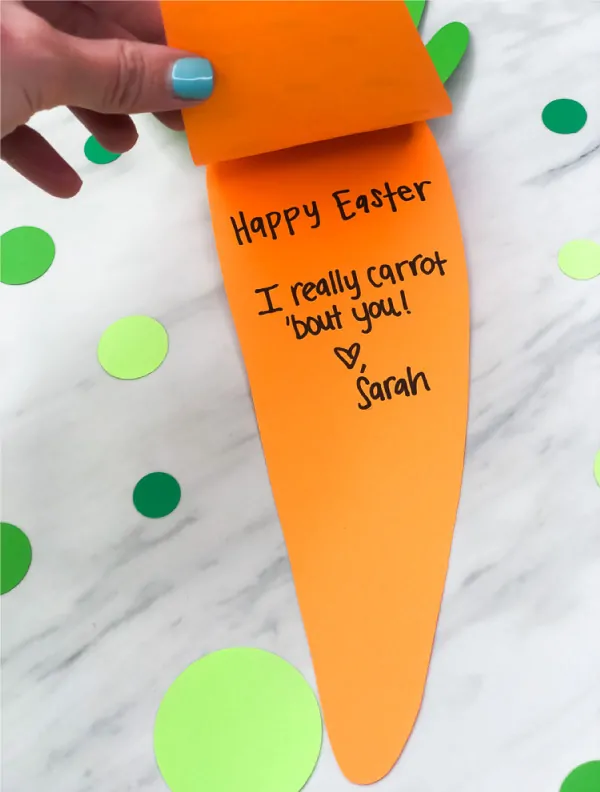 Handprint Easter Craft For Kids | Make these cute handprint carrot cards for Easter. It's a fun art project for preschool, prep or kindergarten classes. #prek #simpleeverydaymom #kidsactivities #carrotcrafts #craftsforkids #kidscrafts #handprintcrafts #artprojects