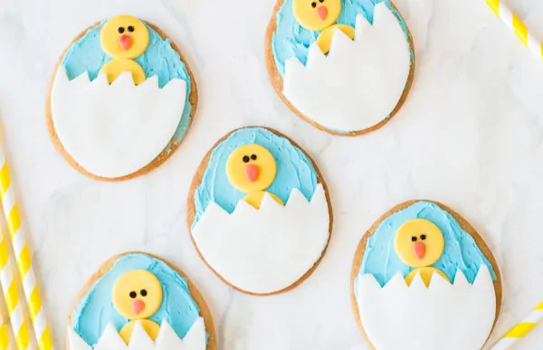 Easy Chick Decorated Easter Cookies | Make these cute Easter egg sugar cookies for the kids this springtime! #eastercookies #sugarcookies #sugarcookierecipe #decoratedcookies #desserts #easter #easterfood #easterdesserts