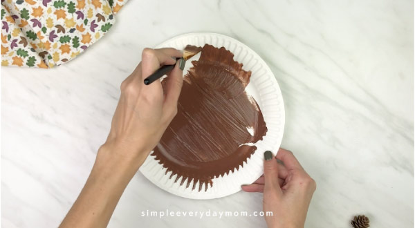 hand painting paper plate brown 
