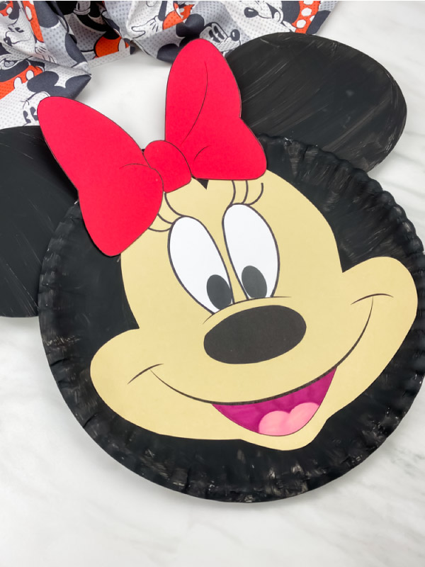 closeup of Minnie Mouse paper plate craft