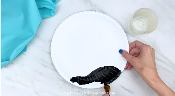 Hand painting white paper plate black 