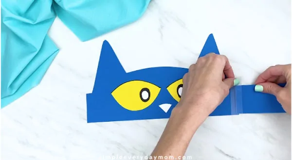 hands taping together Pete the Cat headband 