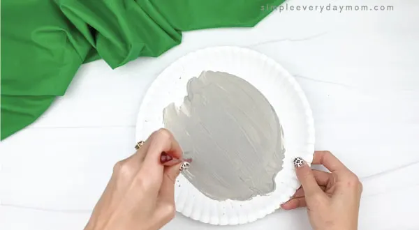 hand painting paper plate gray