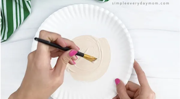 hand painting inner circle of paper plate beige