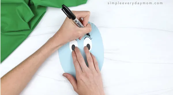 hand drawing eyelashes onto paper plate horton craft