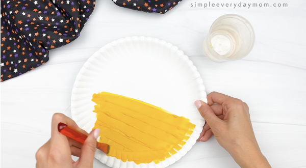 hand painting paper plate yellow