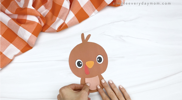 hand gluing belly to turkey printable craft