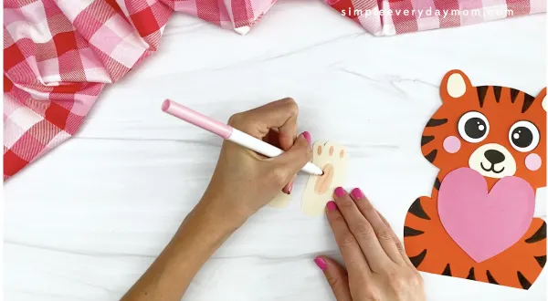 hand drawing footpad onto tiger foot