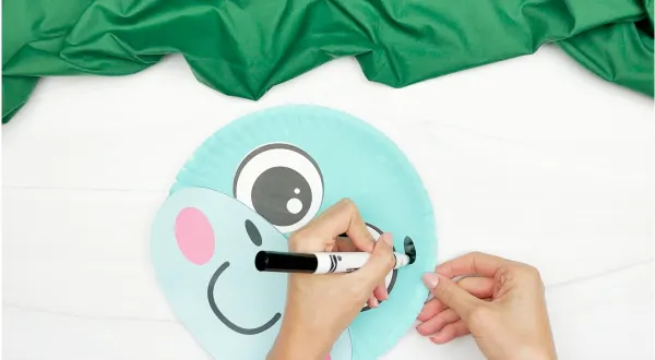 drawing an eyebrows of the dinosaur paper plate craft