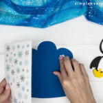 putting a snowflakes stickers to the turkeys feather