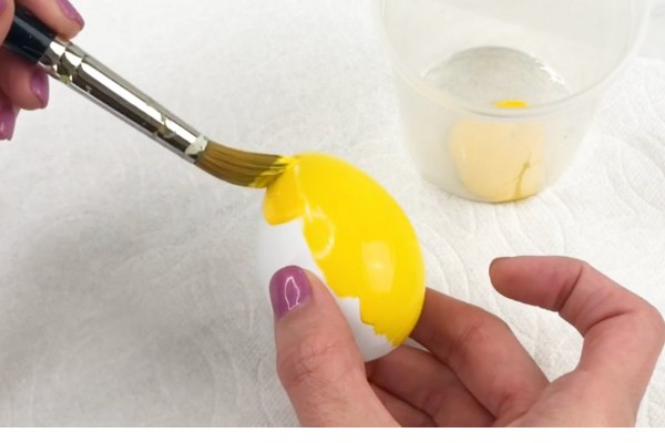 coating or painting the yellow easter egg